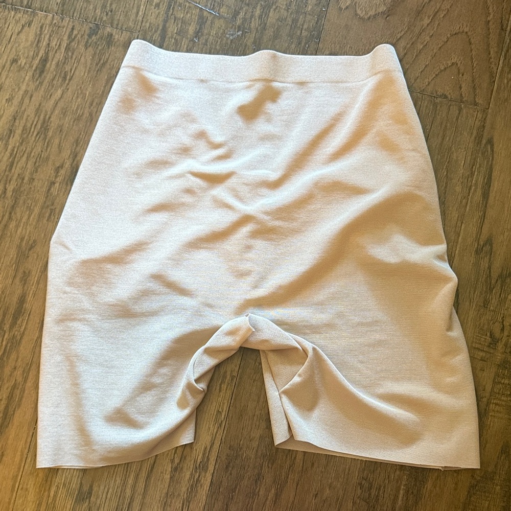SKIMS Sheer Sculpt LOW BACK SHORT size small